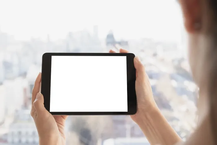 Gerahmter Druck : Hände halten Tablet mit unscharfem Hintergrund.