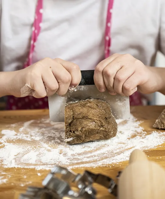Gerahmter Druck : Hände backen Lebkuchen. Gerahmter Druck : Hände backen Lebkuchen.
