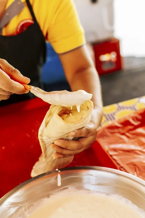 Gerahmter Druck : Hände, die ein nicaraguanisches Quesillo herstellen. Gerahmter Druck : Hände, die ein nicaraguanisches Quesillo herstellen.