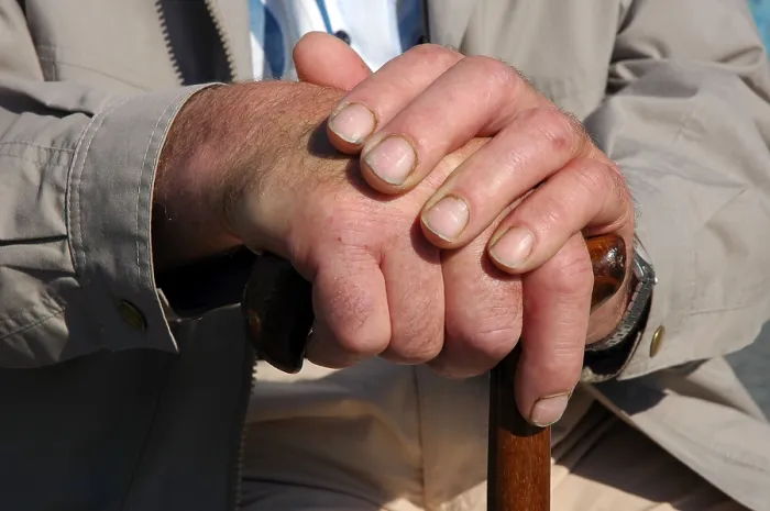 Gerahmter Druck : Hände eines alten Mannes Gerahmter Druck : Hände eines alten Mannes