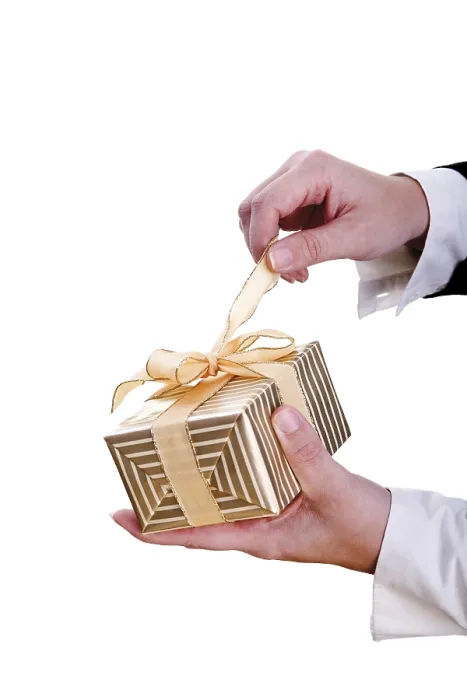 Gerahmter Druck : Hände, die ein Geschenk öffnen. Gerahmter Druck : Hände, die ein Geschenk öffnen.