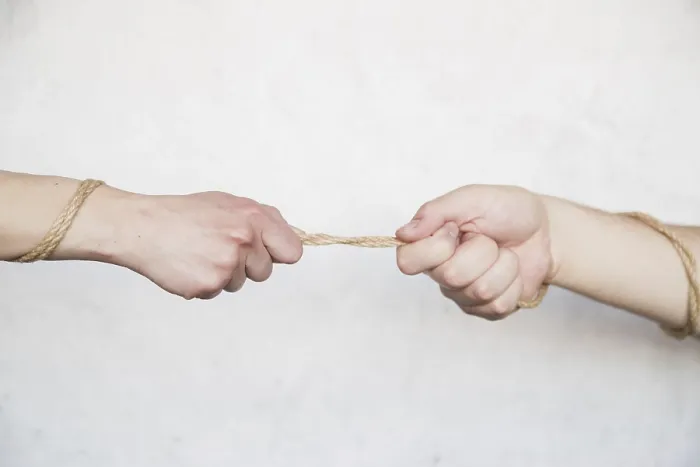 Gerahmter Druck : Hände ziehen Seil. Gerahmter Druck : Hände ziehen Seil.
