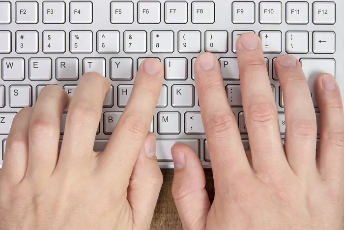 Gerahmter Druck : Hände tippen auf einer Computertastatur. Gerahmter Druck : Hände tippen auf einer Computertastatur.