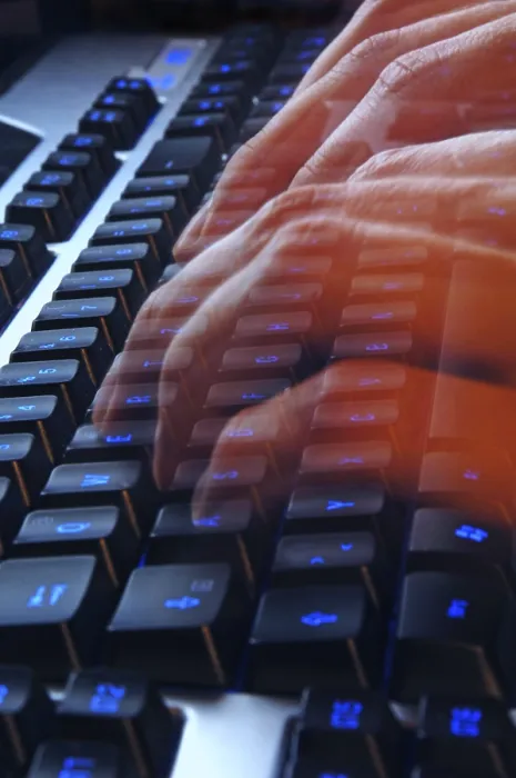 Gerahmter Druck : Hände schreiben auf einer Tastatur. Gerahmter Druck : Hände schreiben auf einer Tastatur.