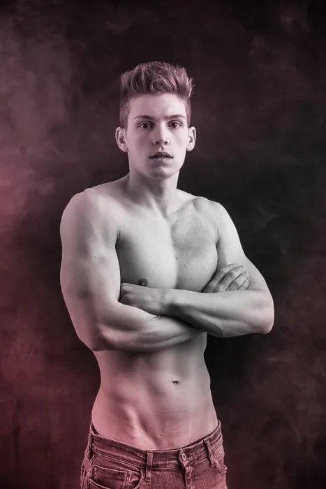 Gerahmter Druck : Hübscher Bodybuilder in entspannter Pose. Gerahmter Druck : Hübscher Bodybuilder in entspannter Pose.