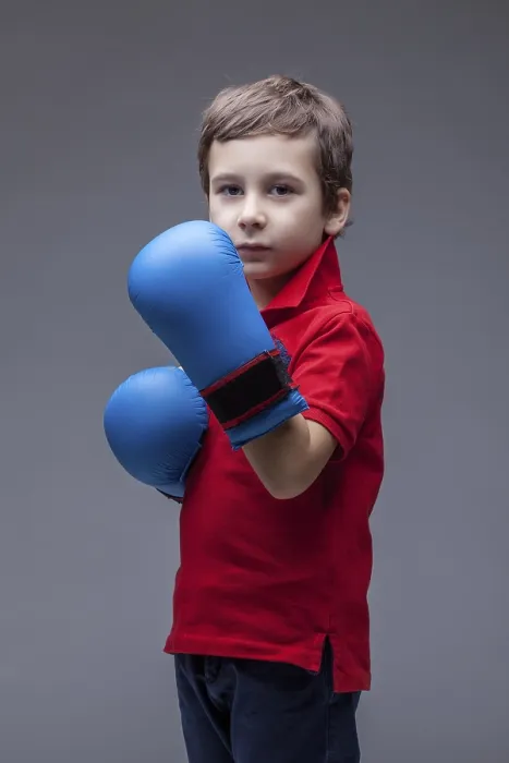 Gerahmter Druck : Serioser hübscher Junge posiert in Boxhandschuhen. Gerahmter Druck : Serioser hübscher Junge posiert in Boxhandschuhen.