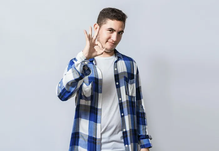 Gerahmter Druck : Ein Mann zeigt ein Okay-Zeichen Gerahmter Druck : Ein Mann zeigt ein Okay-Zeichen