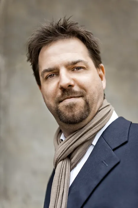 Gerahmter Druck : Ein attraktiver Mann mit einem Bart. Gerahmter Druck : Ein attraktiver Mann mit einem Bart.