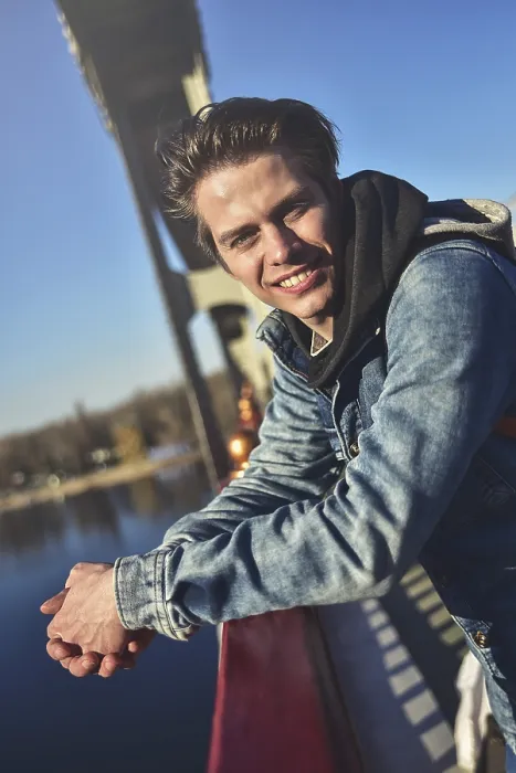 Gerahmter Druck : Hübscher junger Mann posiert vor der Kamera. Gerahmter Druck : Hübscher junger Mann posiert vor der Kamera.