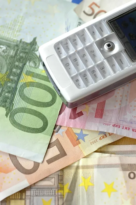 Gerahmter Druck : Mobiltelefon und Euro-Scheine Gerahmter Druck : Mobiltelefon und Euro-Scheine