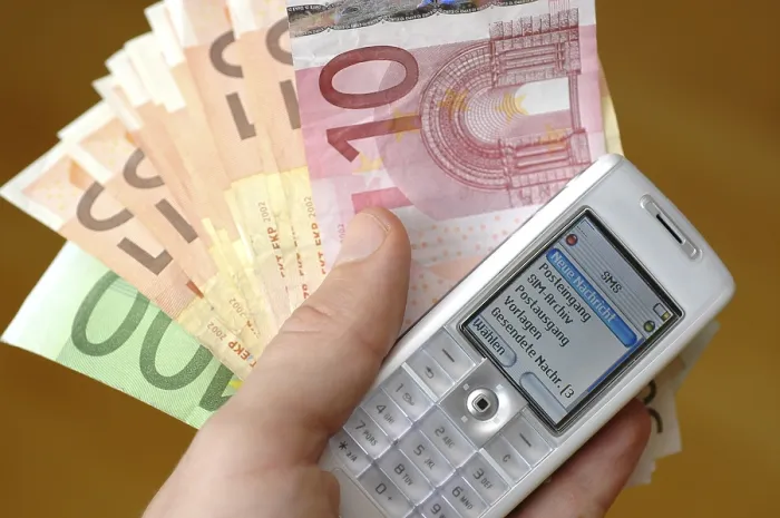 Gerahmter Druck : Mobiltelefon und Euro-Scheine Gerahmter Druck : Mobiltelefon und Euro-Scheine