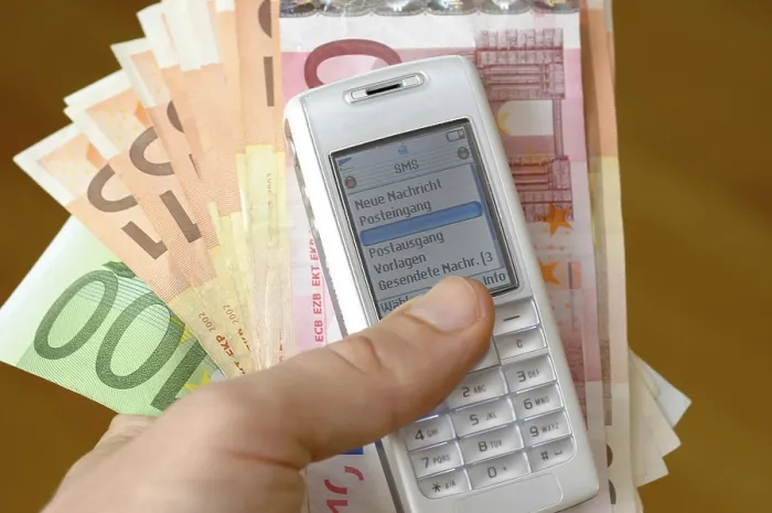 Gerahmter Druck : Mobiltelefon und Euro-Scheine Gerahmter Druck : Mobiltelefon und Euro-Scheine