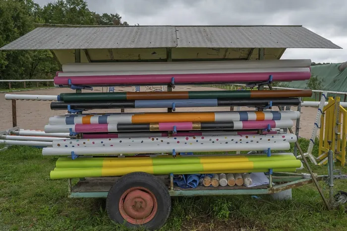 Gerahmter Druck : Hänger mit Stangen für Springreiten Gerahmter Druck : Hänger mit Stangen für Springreiten
