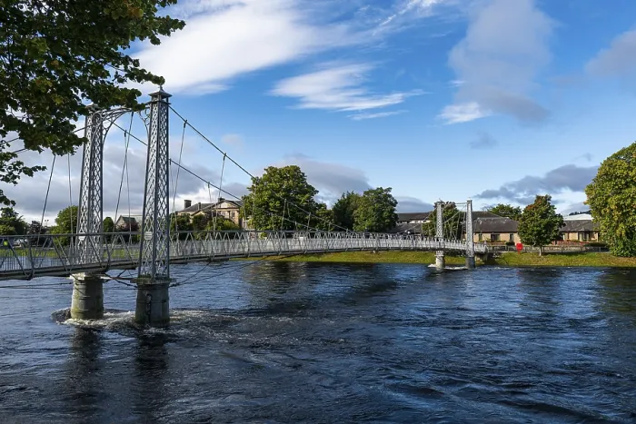 Gerahmter Druck : Hängebrücke über den River Ness Gerahmter Druck : Hängebrücke über den River Ness