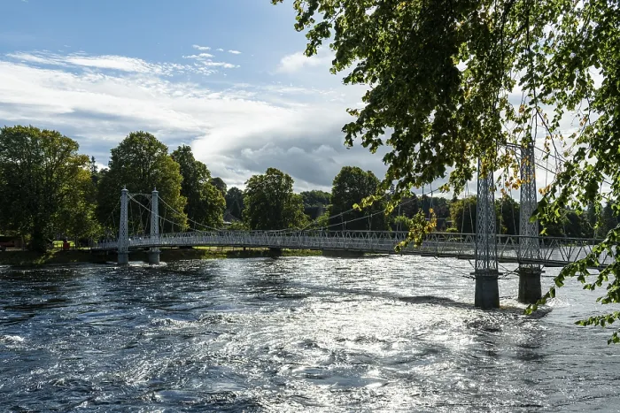 Gerahmter Druck : Hängebrücke über den River Ness. Gerahmter Druck : Hängebrücke über den River Ness.