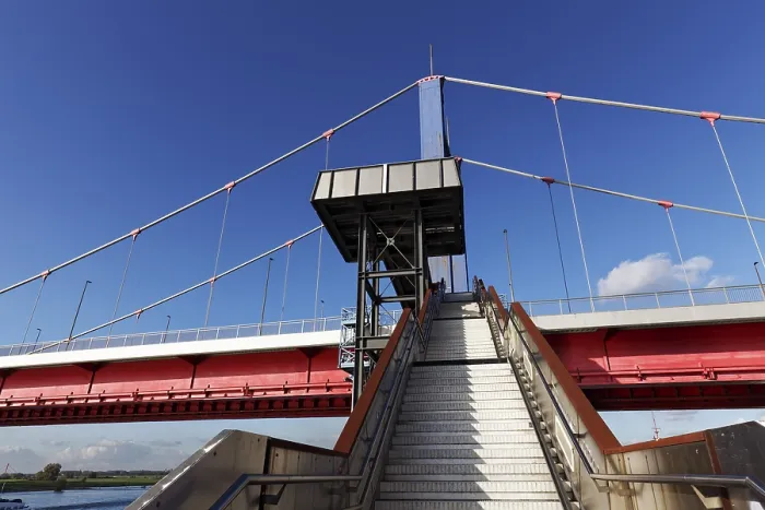 Gerahmter Druck : Haniel Steps mit Aussichtsplattform auf der Friedrich-Ebert-Brücke. Gerahmter Druck : Haniel Steps mit Aussichtsplattform auf der Friedrich-Ebert-Brücke.