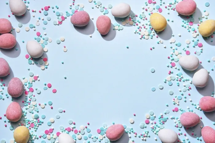 Gerahmter Druck : Glückwunsch Ostern Karte. Rahmen aus Schokoladen-Eiern in Zuckerguss und Zuckerstreuen auf blauer Hintergrund Flachaufnahme. Gerahmter Druck : Glückwunsch Ostern Karte. Rahmen aus Schokoladen-Eiern in Zuckerguss und Zuckerstreuen auf blauer Hintergrund Flachaufnahme.