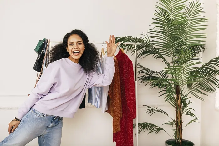 Gerahmter Druck : Glücklicher Stylist posiert im Studio. Gerahmter Druck : Glücklicher Stylist posiert im Studio.