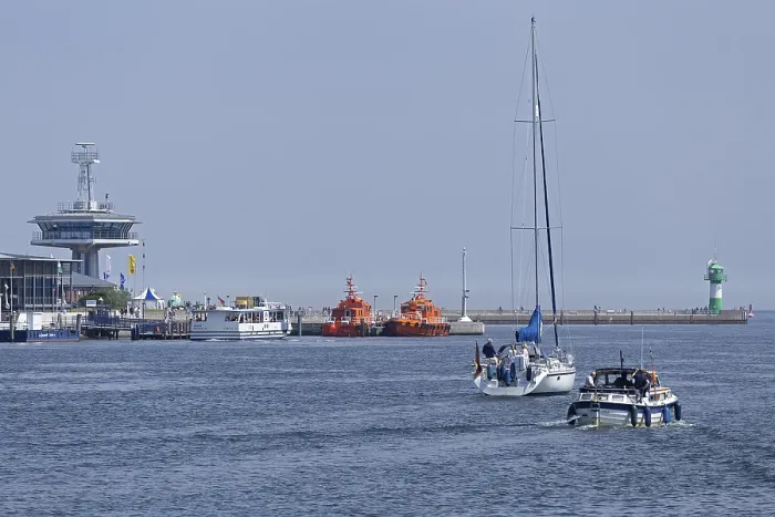 Gerahmter Druck : Hafenausgang, Leuchtturm, Boote Gerahmter Druck : Hafenausgang, Leuchtturm, Boote