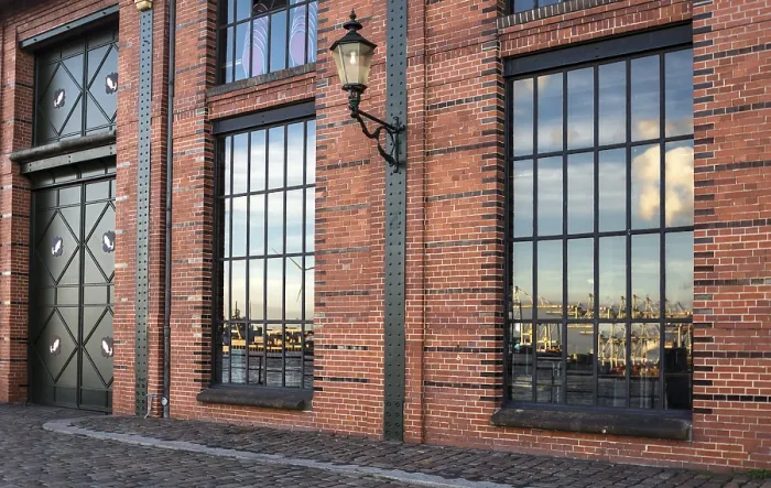 Gerahmter Druck : Hafenreflex im Fenster. Gerahmter Druck : Hafenreflex im Fenster.