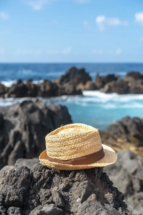 Gerahmter Druck : Steht neben einem Naturpool im Sommer. Gerahmter Druck : Steht neben einem Naturpool im Sommer.