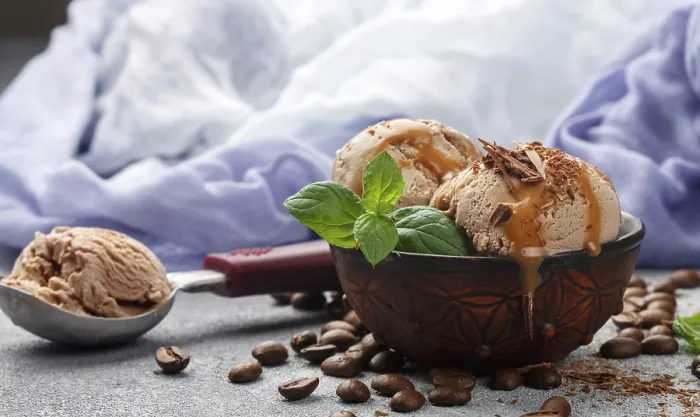 Gerahmter Druck : Hausgemachtes Kaffee-Eis mit Schokolade Gerahmter Druck : Hausgemachtes Kaffee-Eis mit Schokolade