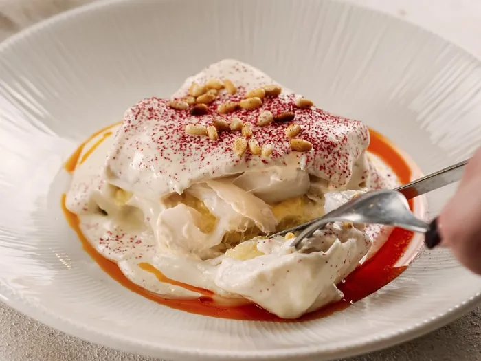 Gerahmter Druck : Haute-Küche-Cod-Gericht auf Restauranttisch.
