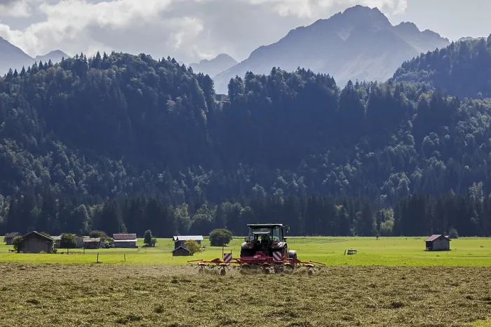 Gerahmter Druck : Mäharbeiten mit Traktor, Oberstdorf Gerahmter Druck : Mäharbeiten mit Traktor, Oberstdorf