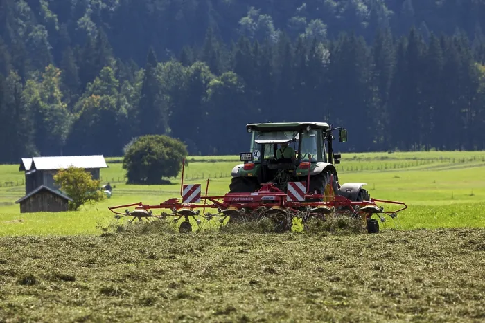 Gerahmter Druck : Mähzeit mit Traktor, Oberstdorf. Gerahmter Druck : Mähzeit mit Traktor, Oberstdorf.