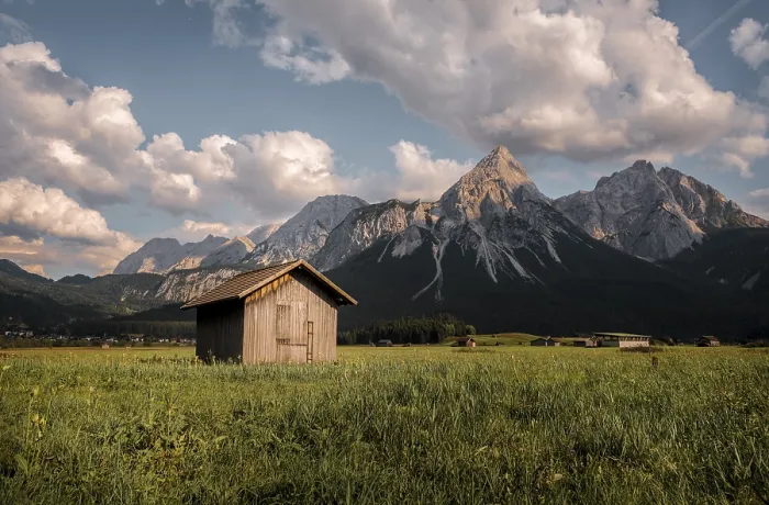 Gerahmter Druck : Häckchen, Hütte in einem Wiesengrund, Sonnenspitze im Hintergrund. Gerahmter Druck : Häckchen, Hütte in einem Wiesengrund, Sonnenspitze im Hintergrund.