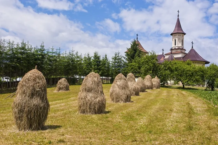 Gerahmter Druck : Strohhaufen vor dem Voronet-Kloster. Gerahmter Druck : Strohhaufen vor dem Voronet-Kloster.