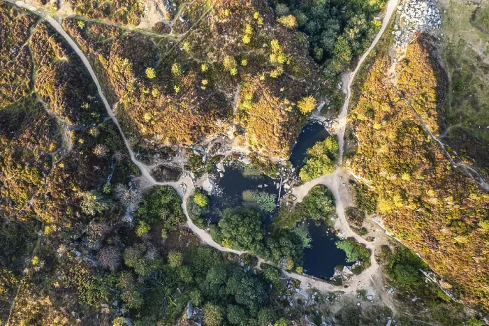 Gerahmter Druck : Top Down über Haytor Quarry aus einem Drohne. Gerahmter Druck : Top Down über Haytor Quarry aus einem Drohne.