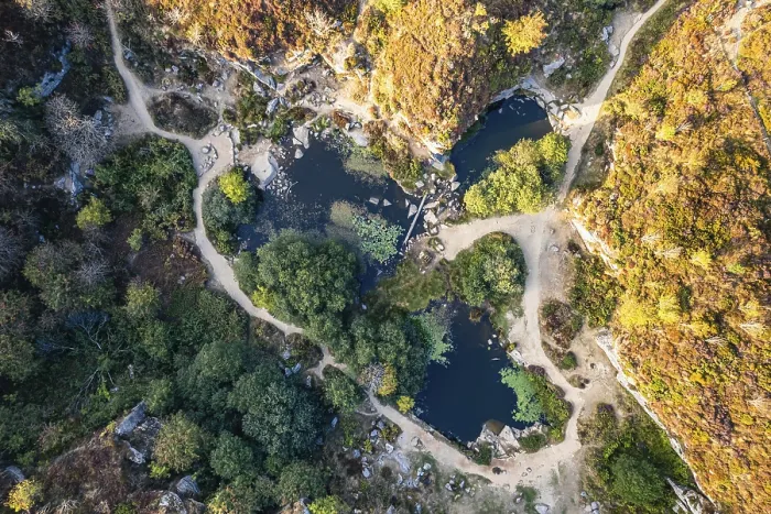 Gerahmter Druck : Top Down über Haytor Quarry aus einem Drohne. Gerahmter Druck : Top Down über Haytor Quarry aus einem Drohne.