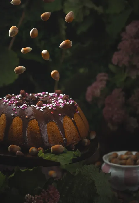 Gerahmter Druck : Haselnusskuchen, fliegende Haselnüsse. Gerahmter Druck : Haselnusskuchen, fliegende Haselnüsse.
