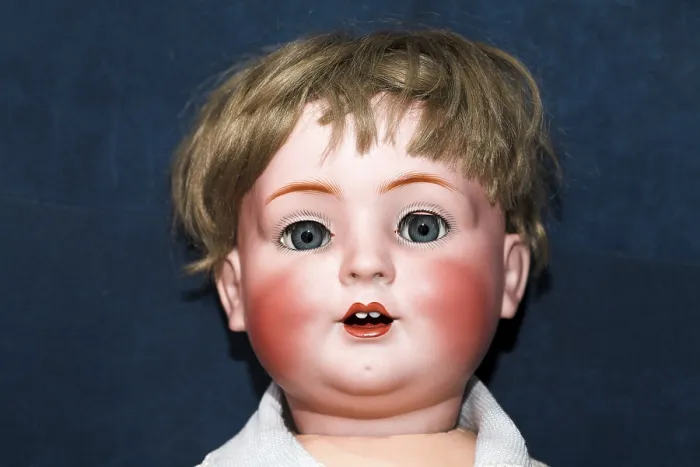 Gerahmter Druck : Kopf einer alten Puppe. Gerahmter Druck : Kopf einer alten Puppe.
