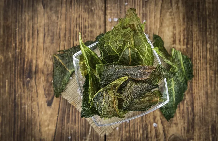 Gerahmter Druck : Einige gesunde Savoy-Chips (selektive Schärfe). Gerahmter Druck : Einige gesunde Savoy-Chips (selektive Schärfe).