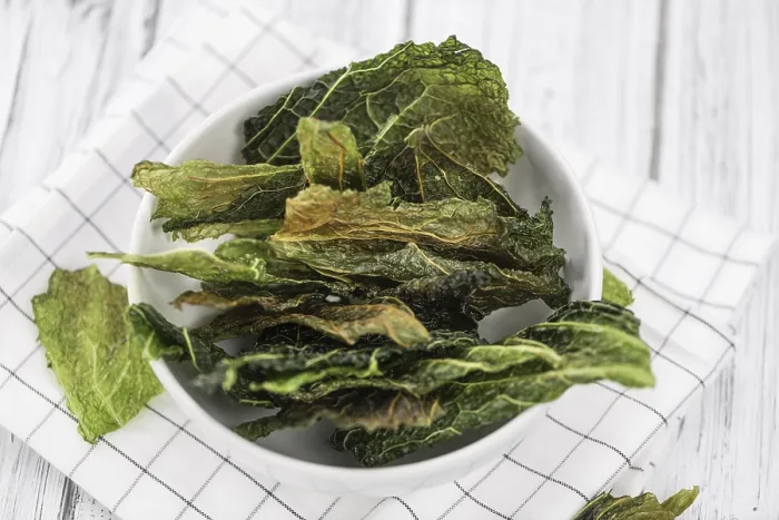 Gerahmter Druck : Einige gesunde Savoy-Chips (selektive Schärfe). Gerahmter Druck : Einige gesunde Savoy-Chips (selektive Schärfe).