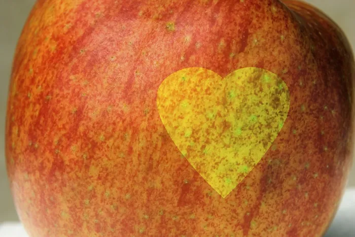 Gerahmter Druck : Herz auf Apfel Gerahmter Druck : Herz auf Apfel