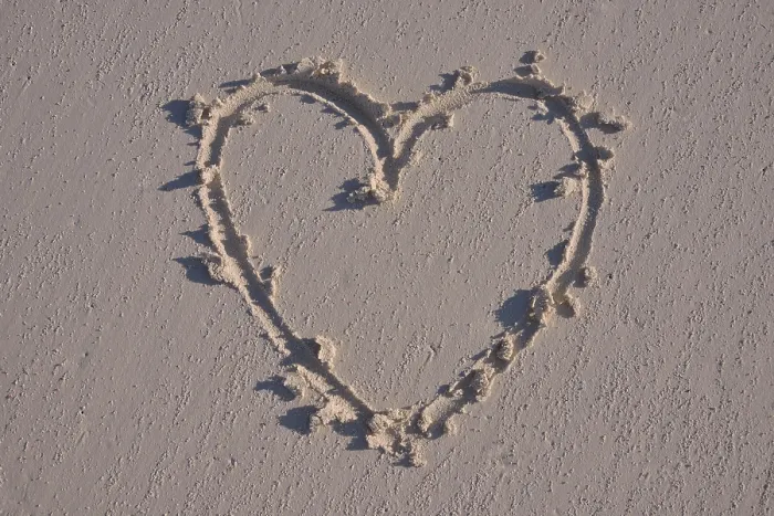 Gerahmter Druck : Herz im Sand gezeichnet. Gerahmter Druck : Herz im Sand gezeichnet.