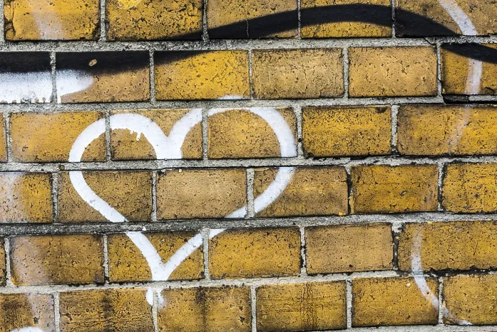 Gerahmter Druck : Herzgraffiti auf einer Ziegelmauer. Gerahmter Druck : Herzgraffiti auf einer Ziegelmauer.