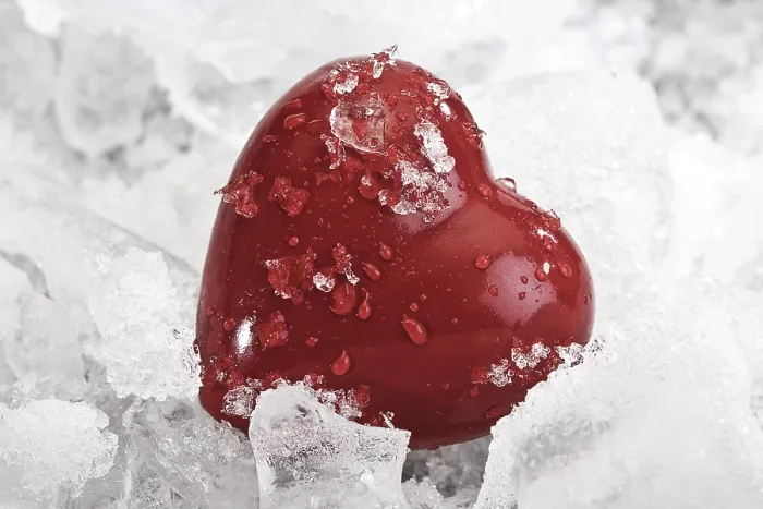 Gerahmter Druck : Herz aus Eis: kaltherzig. Gerahmter Druck : Herz aus Eis: kaltherzig.