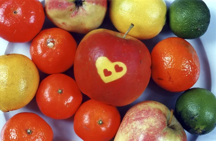 Gerahmter Druck : Herz auf einer roten Apfel.