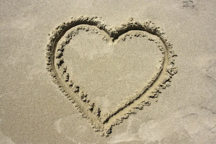 Gerahmter Druck : Herz im Sand Gerahmter Druck : Herz im Sand