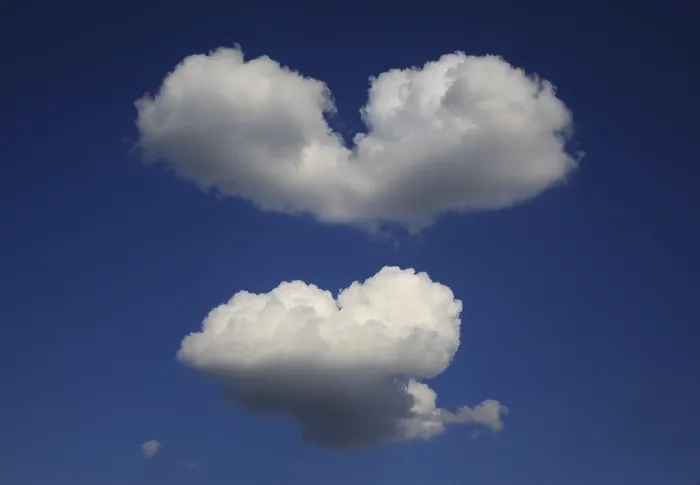 Gerahmter Druck : Herzförmige Wolken im Himmel.
