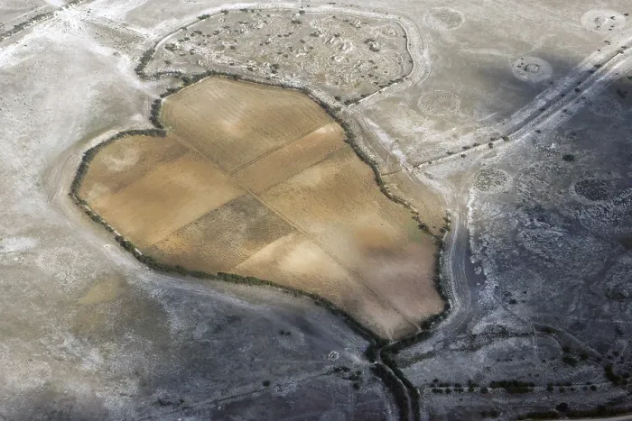 Gerahmter Druck : Herzförmige Felder in einer trockenen Landschaft.