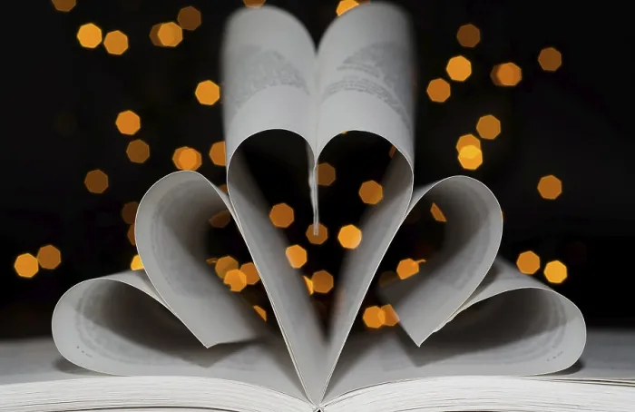 Gerahmter Druck : Drei Herzen bilden ein Buch mit Lichteffekt. Gerahmter Druck : Drei Herzen bilden ein Buch mit Lichteffekt.