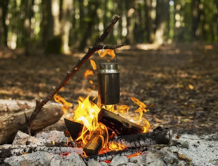 Gerahmter Druck : Wasser erhitzen am Lagerfeuer. Gerahmter Druck : Wasser erhitzen am Lagerfeuer.