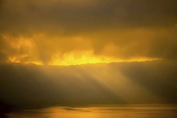 Gerahmter Druck : Schwere Wolken über der felsigen Küste. Gerahmter Druck : Schwere Wolken über der felsigen Küste.
