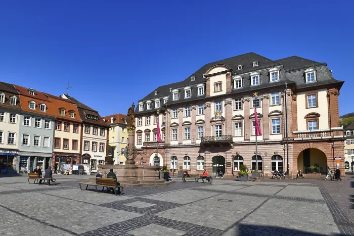 Gerahmter Druck : Heidelberg, Deutschland, April 2020: Marktplatz mit historischem Rathaus der Stadt auf sonnigen Frühlingstag. Gerahmter Druck : Heidelberg, Deutschland, April 2020: Marktplatz mit historischem Rathaus der Stadt auf sonnigen Frühlingstag.