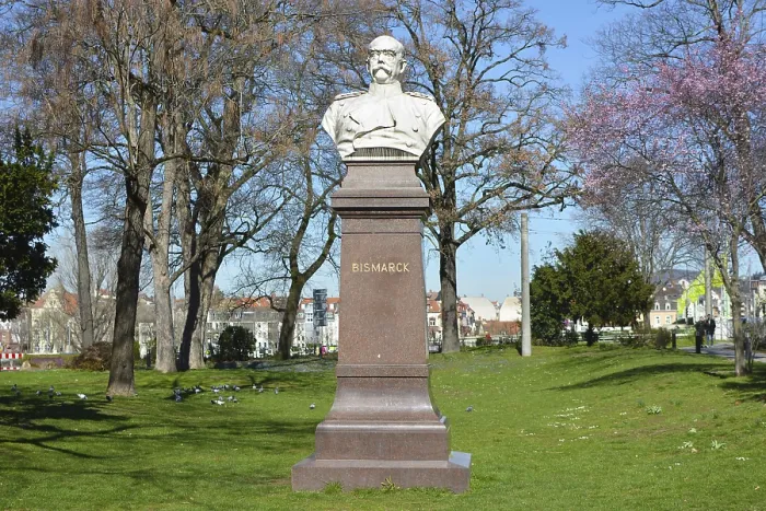 Gerahmter Druck : Heidelberg, Deutschland, März 2019: Büstenmonumentstatue des Politikers Otto von Bismarck in der Innenstadt von Heidelberg. Gerahmter Druck : Heidelberg, Deutschland, März 2019: Büstenmonumentstatue des Politikers Otto von Bismarck in der Innenstadt von Heidelberg.
